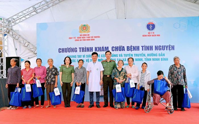Đoàn công tác trao quà tặng các gia đình có công, gia đình chính sách và gia đình có hoàn cảnh khó khăn của xã Nam Ninh.