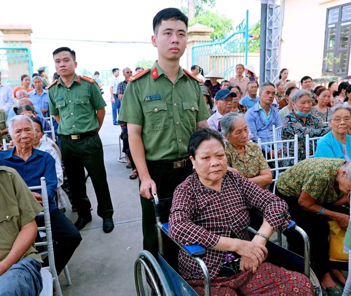 Đông đảo bà con xã Nam Ninh tham gia chương trình.
