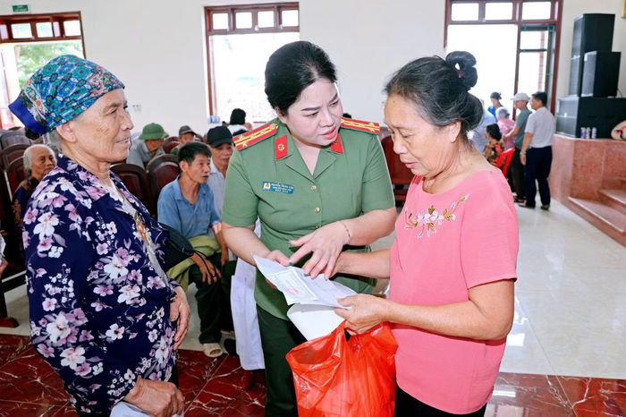 Đại tá Nguyễn Thanh Vân, Giám đốc bệnh viện Y học cổ truyền thăm hỏi bà con đến khám, chữa bệnh tại Điểm trạm Nam Thanh.