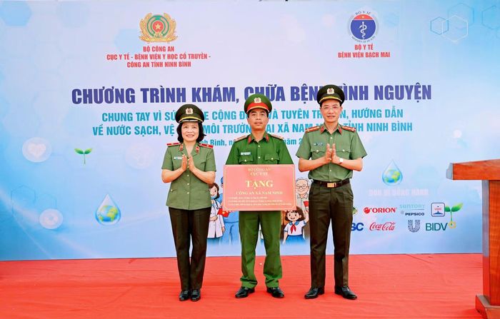Đoàn công tác trao tặng thuốc, trang thiết bị, vật tư y tế... cho Công an xã Nam Ninh.