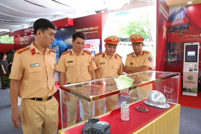Cán bộ chiến sĩ Công an các đơn vị, học viên tham quan triển lãm.