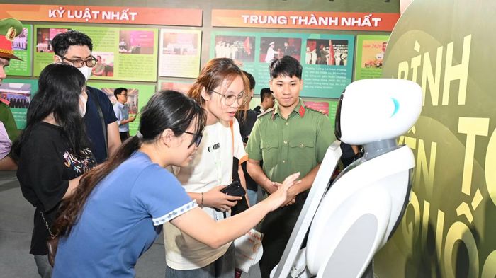 Cùng trải nghiệm hệ thống tư liệu, hình ảnh, hiện vật và công nghệ tương tác hiện đại...
