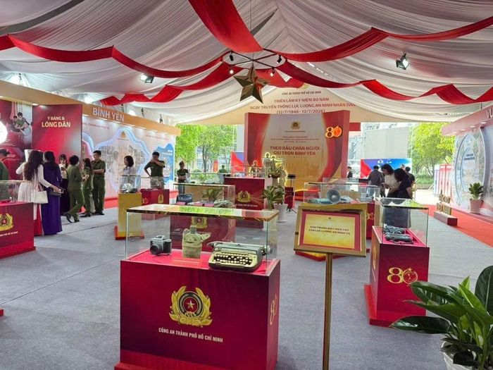 Công an TP Hồ Chí Minh trưng bày triển lãm với chủ đề "Theo dấu chân Người, giữ trọn bình yên".