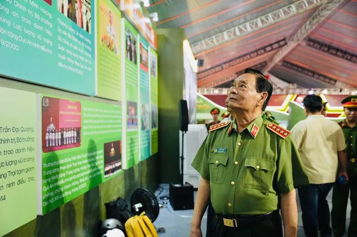 Đại tướng Lê Hồng Anh, nguyên Ủy viên Bộ Chính trị, nguyên Thường trực Ban Bí thư, nguyên Bộ trưởng Bộ Công an, tham quan triển lãm.