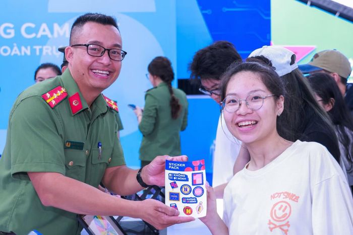 Nhiều bạn trẻ hào hứng tham quan triển lãm và trải nghiệm.