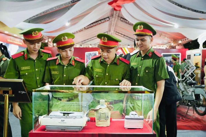 Những hình ảnh rất đẹp của các "chiến sĩ nhí" và các học viên tại triển lãm.