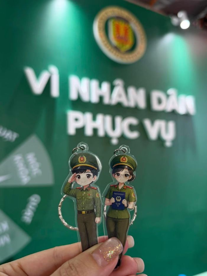 Người dân tham gia các hoạt động tương tác hấp dẫn và nhận những phần quà lưu niệm ý nghĩa.