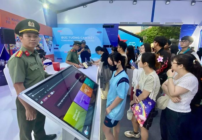 Người dân tham gia trải nghiệm ứng dụng công nghệ hiện đại...