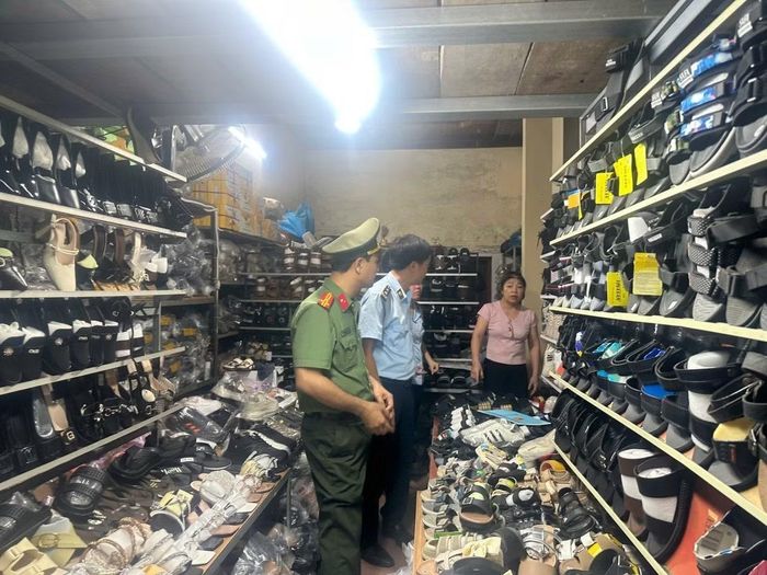 Cơ quan chức năng tỉnh Quảng Trị phát hiện gần 2.000 sản phẩm giả nhãn hiệu các hãng thời trang nổi tiếng như Adidas, Hermes, Nike...