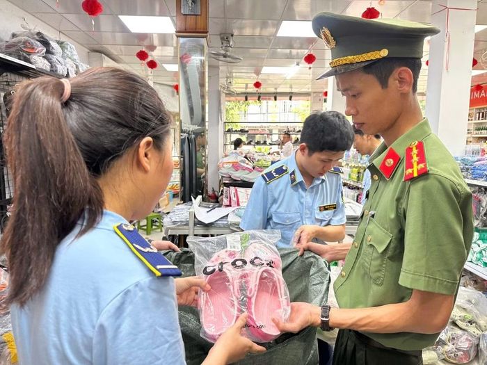 Công an tỉnh Quảng Trị phối hợp với Chi cục quản lý thị trường tỉnh Quảng Trị kiểm tra, phát hiện một cơ sở kinh doanh vi phạm quyền sở hữu trí tuệ trên địa bàn.