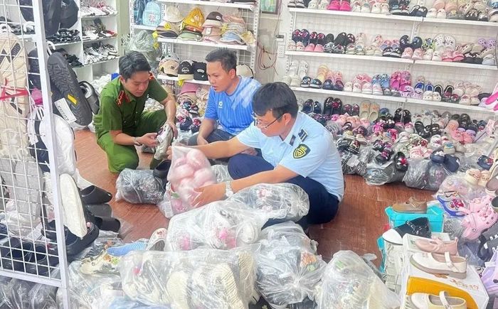 Cơ quan chức năng tỉnh Quảng Trị phát hiện, thu giữ nhiều sản phẩm vi phạm quyền sở hữu trí tuệ về nhãn hiệu hàng hóa.