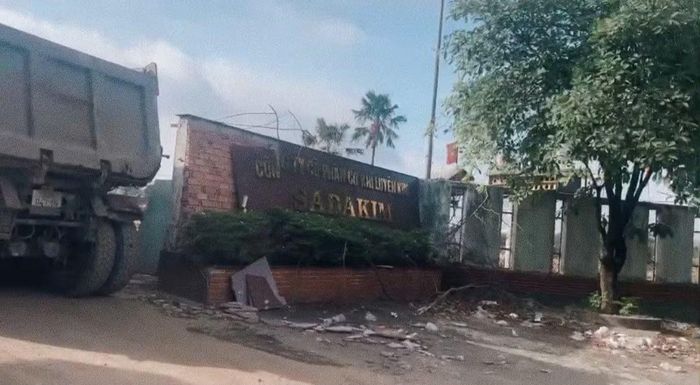 Xe ben vào chở "xà bần" tại một doanh nghiệp đang được phá dỡ.