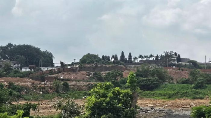 Địa hình KCN Biên Hòa 1 có nhiều gò đất rất cao đang bị lợi dụng hạ cốt nền để lấy đất.