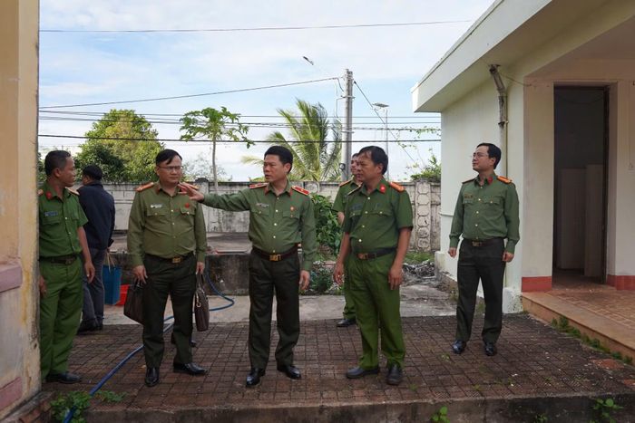 Thiếu tướng Nguyễn Hữu Mạnh kiểm tra công tác Công an tại xã Ia Ly, tỉnh Gia Lai.