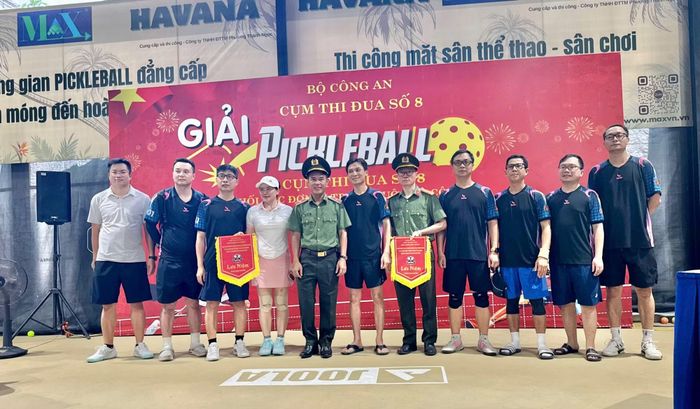 Thiếu tướng Lê Việt Thắng trao cờ lưu niệm tặng các đội tuyển.