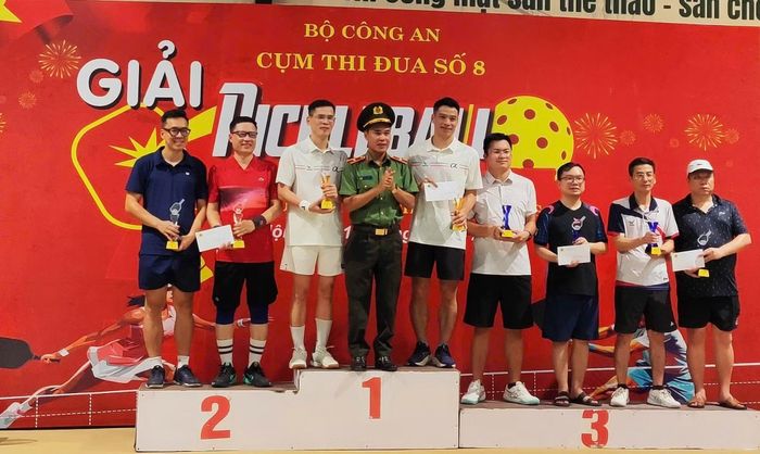 Thiếu tướng Lê Việt Thắng trao giải cho các đội tuyển.