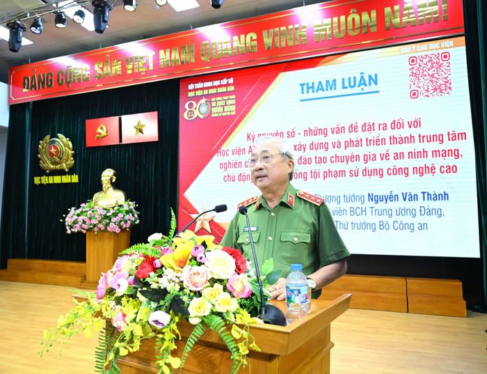 Thượng tướng, PGS, TS Nguyễn Văn Thành, nguyên Thứ trưởng Bộ Công an tham luận tại Hội thảo.