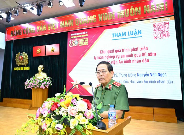 Trung tướng, GS.TS Nguyễn Văn Ngọc - nguyên Giám đốc Học viện ANND tham luận tại Hội thảo.