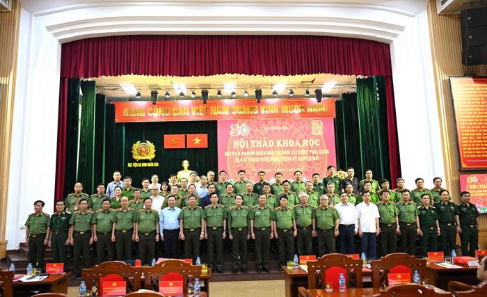 Các đại biểu tham dự Hội thảo chụp ảnh lưu niệm.