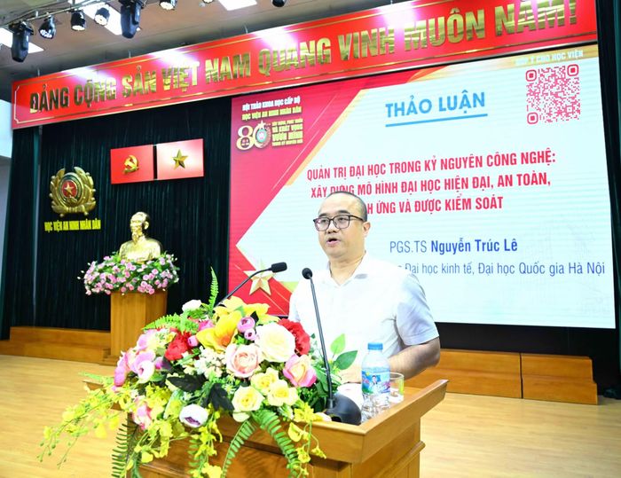 PGS.TS Nguyễn Trúc Lê, Hiệu trưởng Trường Đại học Kinh tế, ĐHQGHN tham luận tại Hội thảo.