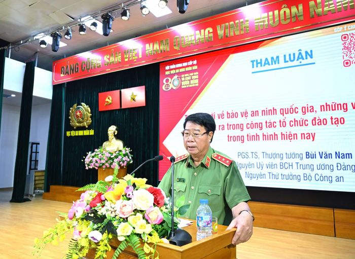Thượng tướng, PGS.TS Bùi Văn Nam nguyên Thứ trưởng Bộ Công an tham luận tại Hội thảo.