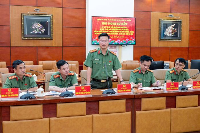 Trung tá Lê Minh Tuấn, Phó trưởng Phòng Công tác chính trị Công an TP Hà Nội phát biểu tại hội nghị.