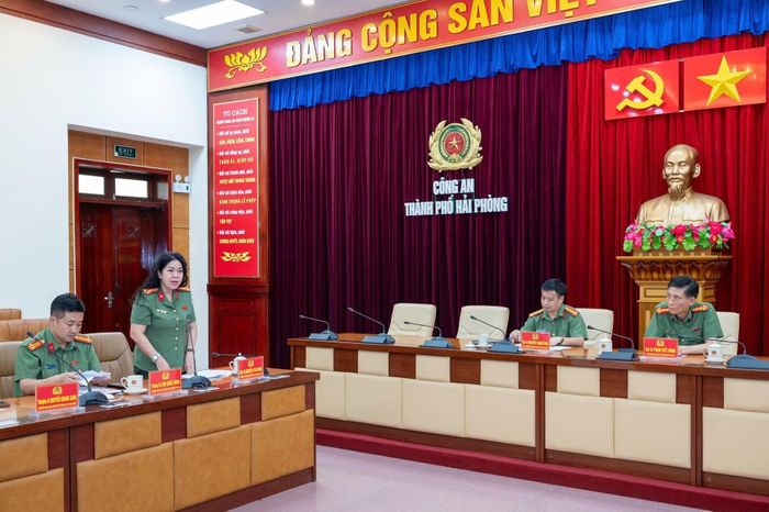 Đại tá Nguyễn Thu Hồng, Trưởng Ban biên tập An ninh Hải Phòng phát biểu tại hội nghị.