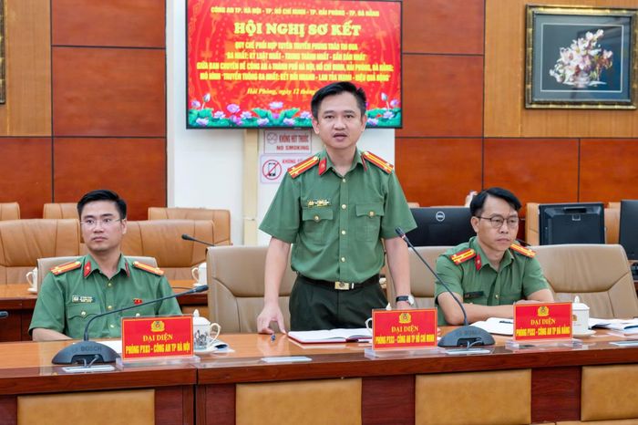 Trung tá Trần Hữu An, Phó trưởng Phòng Công tác chính trị Công an TP Hồ Chí Minh phát biểu tại hội nghị.