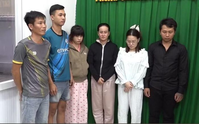 6 đối tượng trong đường dây lừa đảo qua mạng sau khi bị bắt giữ.