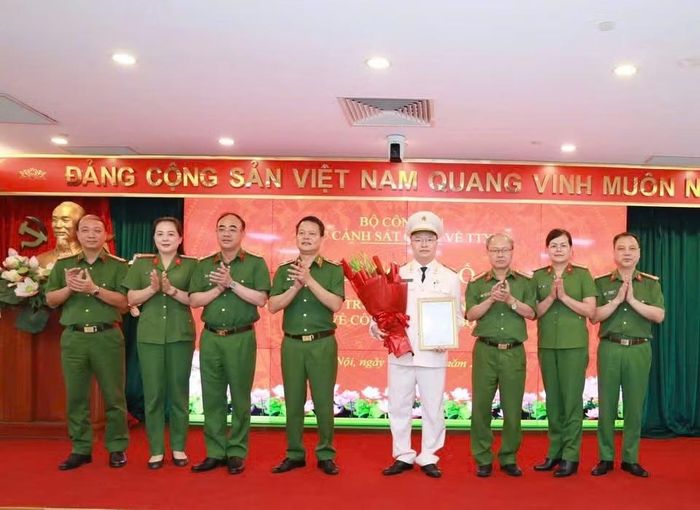 Các đồng chí lãnh đạo Cục, lãnh đạo các đơn vị thuộc Cục Cảnh sát QLHC về TTXH tặng hoa chúc mừng Thiếu tá Nguyễn Quốc Huy.