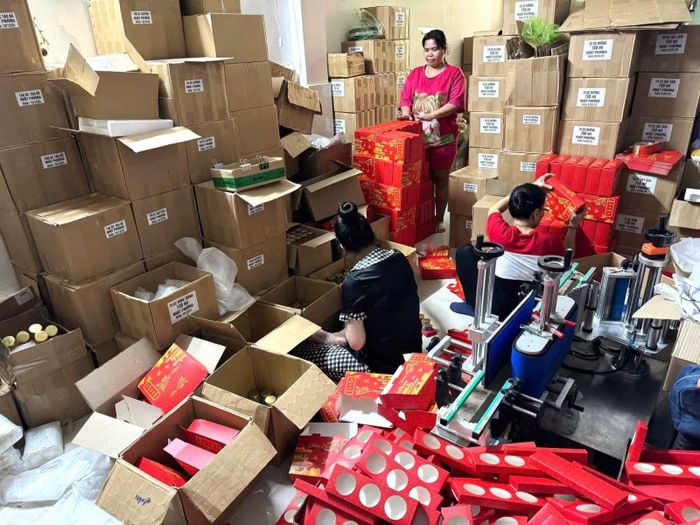 Các đối tượng thuê nhân công về dán nhãn, đóng gói các hũ yến.