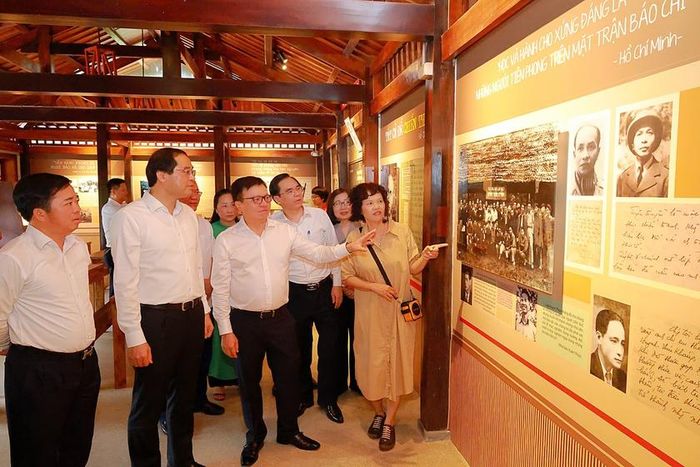 Đoàn đại biểu dâng hương, tham quan tại Khu di tích quốc gia Trường dạy làm báo Huỳnh Thúc Kháng - chiếc nôi đào tạo những lớp nhà báo cách mạng đầu tiên của Việt Nam.
