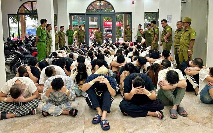 Lực lượng Công an Thành phố Hồ Chí Minh phát hiện băng nhóm 83 người nước ngoài quốc tịch Trung Quốc phần lớn nhập cảnh trái phép từ Campuchia sang Thành phố Hồ Chí Minh thuê lại toàn bộ khách sạn The Emerald Gold để hoạt động lừa đảo trên không gian mạng.