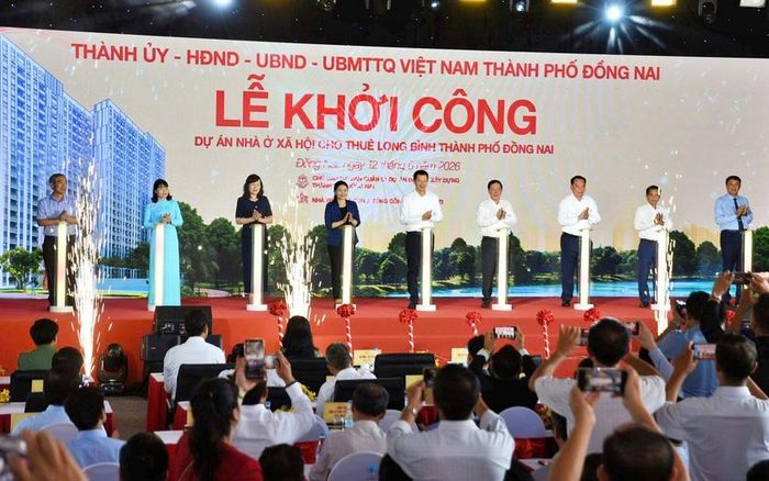Ủy viên Trung ương Đảng, Bí thư Thành ủy, Trưởng đoàn Đại biểu Quốc hội Thành phố Đồng Nai Vũ Hồng Văn cùng các đại biểu làm thủ tục khởi công dự án nhà ở xã hội cho thuê tại phường Long Bình, Thành phố Đồng Nai.
