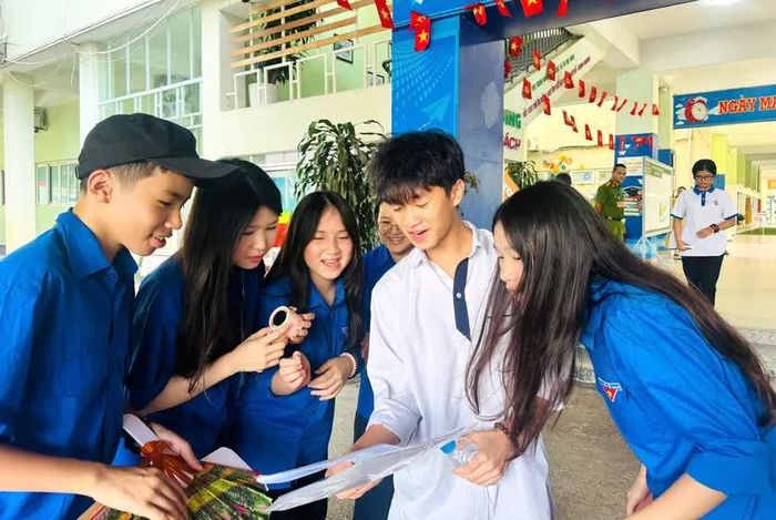 Thí sinh dự kỳ thi tốt nghiệp trung học phổ thông được đội ngũ tình nguyện hướng dẫn. Ảnh: Trường Trung học Phổ thông Nam Từ Liêm