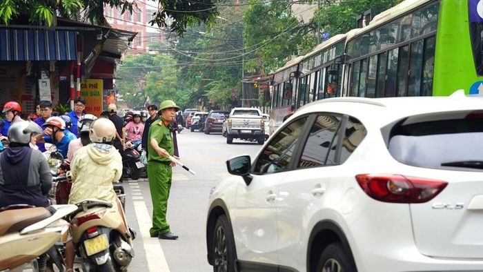 Lực lượng Công an đảm bảo an ninh trật tự, an toàn giao thông khu vực thi.
