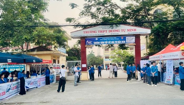 Chương trình "Tiếp sức mùa thi" đã trở thành điểm tựa, tiếp thêm động lực cho các sĩ tử trong những ngày dự thi. Lực lượng tình nguyện luôn tận tình hướng dẫn, giúp đỡ, hỗ trợ thí sinh tại các điểm thi