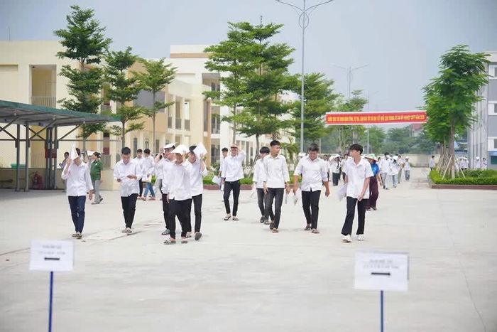 Các thí sinh tại điểm thi Trường THPT Lý Nam Đế, phường Vạn Xuân, tỉnh Thái Nguyên.