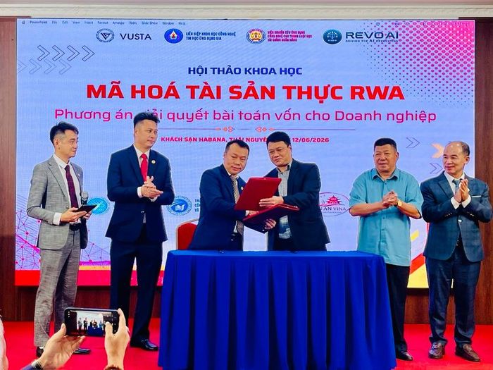 Trong khuôn khổ sự kiện cũng diễn ra lễ ký kết cam kết đầu tư 1.500 tỷ đồng giữa Công ty CP Quỹ Đầu tư Đại chúng Revo AI và Khách sạn Habana; thể hiện những bước đi cụ thể trong việc kết nối nguồn lực đầu tư với hoạt động sản xuất kinh doanh.