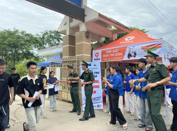 Những ly nước mát cùng lời động viên của cán bộ, chiến sĩ biên phòng và đoàn viên, thanh niên tiếp thêm động lực cho các sĩ tử sau giờ làm bài.