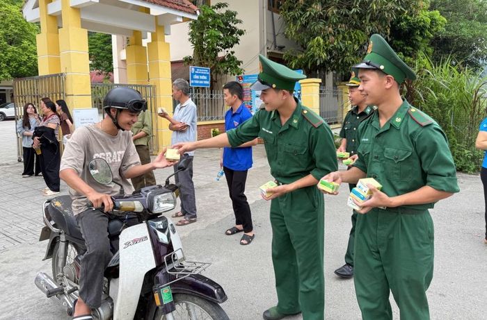 Cán bộ, chiến sĩ Bộ đội Biên phòng tiếp thêm động lực cho các thí sinh tại các điểm thi khu vực biên giới.