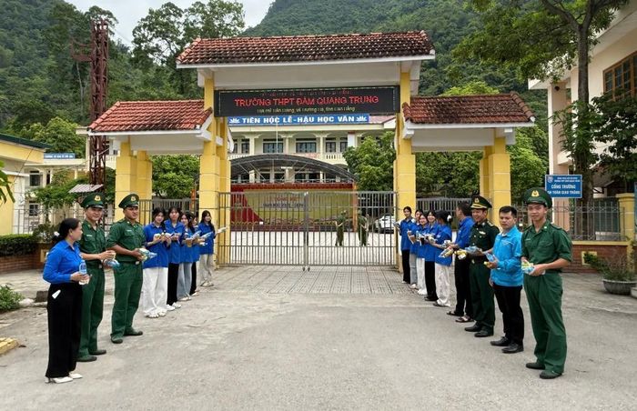 Những người lính quân hàm xanh chung tay tiếp sức mùa thi, hỗ trợ thí sinh vùng biên.