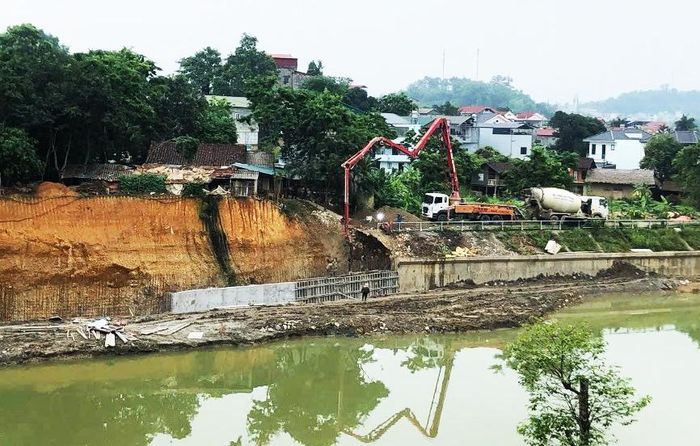 Xây dựng kè bờ sông khu vực gần cầu Nà Cáp, tổ 6, phường Nùng Trí Cao đảm bảo an toàn cho cư dân ven sông và tôn tạo cảnh quan cho khu đô thị trung tâm.