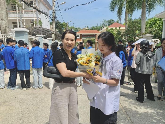 Những bó hoa thay lời động viên dành cho các sĩ tử sau Kỳ thi tốt nghiệp THPT năm 2026.