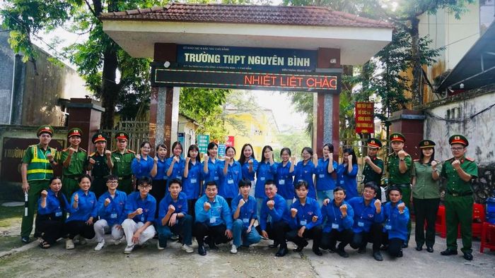 Khi tiếng trống kết thúc môn thi cuối cùng vang lên, các cán bộ, chiến sĩ và đoàn viên thanh niên tranh thủ lưu lại những bức ảnh kỷ niệm.