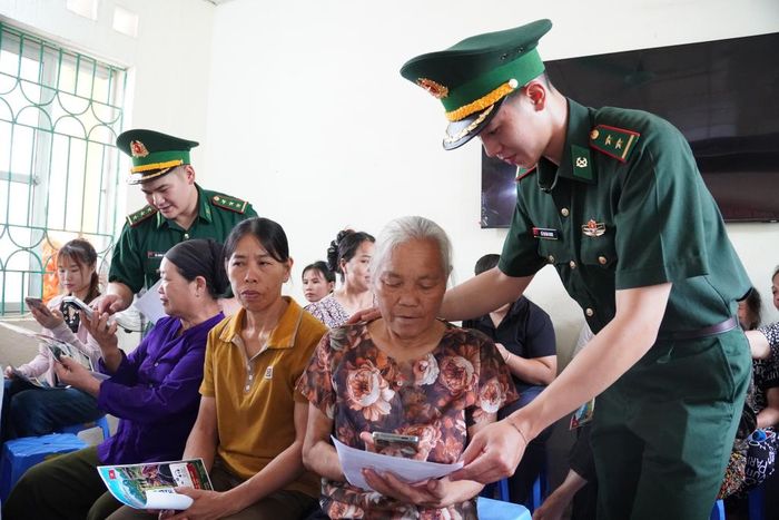 Cán bộ, chiến sỹ Đồn Biên phòng Cửa khẩu Lý Vạn hướng dẫn người dân sử dụng điện thoại thông minh truy cập an toàn các nền tảng mạng xã hội tại chương trình.
