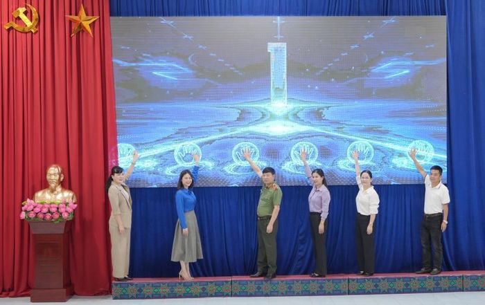 Các đại biểu thực hiện nghi thức khởi động Dự án KOL đồng hành cùng Cuộc thi sáng tạo video clip “Tổ quốc bình yên”.