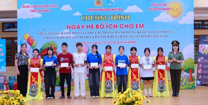 Hội Phụ nữ Công an tỉnh tặng quà cho học sinh có thành tích cao trong năm học 2025 - 2026 tại chương trình.