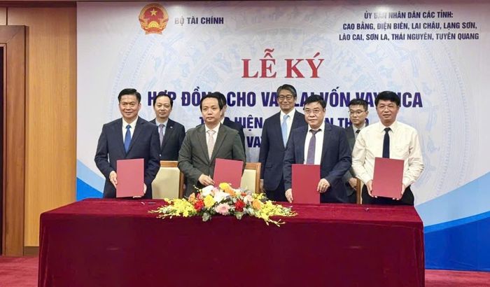 Lãnh đạo UBND các tỉnh ký giao ước thi đua thực hiện dự án tại lễ ký kết.