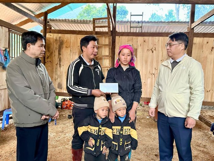 Bí thư Tỉnh ủy Phan Thăng An thăm, tặng quà hộ nghèo xóm Lũng Loỏng, xã Trường Hà.